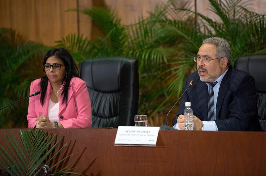 La ministra de Relaciones Exteriores de Venezuela, Delcy Rodríguez (i), y el ministro venezolano de Petróleo y Minería, Nelson Martínez (d), participan durante el balance de la gira por países productores de petróleo OPEP y no OPEP, en en la sede de Petróleos de Venezuela (PDVSA), en Caracas, Venezuela, el 13 de febrero de 2017. El acuerdo entre la Organización de Países Exportadores de Petróleo (OPEP) y otras naciones productoras para sacar del mercado 1,8 millones de barriles de crudo, ronda el 80 por ciento de cumplimiento, informó el lunes el ministro venezolano de Petróleo y Minería, Nelson Martínez. Por su parte, Delcy Rodríguez, indicó que en la gira por Rusia, Irán, Irak, Kuwait, Arabia Saudita, Qatar, Omán y Argelia se entregó una misiva firmada por el presidente Nicolás Maduro, en la que se insta a autoridades de estos países a acordar una cumbre. (Xinhua/Str)