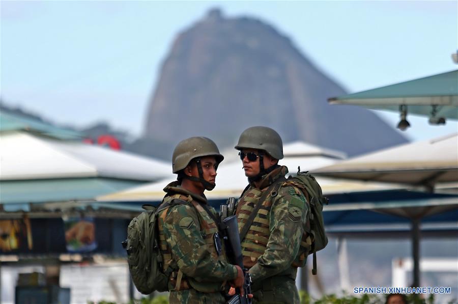 RIO DE JANEIRO, febrero 14, 2017 (Xinhua) -- Militares patrullan la Playa de Copacabana en Río de Janeiro, Brasil, el 14 de febrero de 2017. Cerca de 9,000 elementos de las Fuerzas Armadas y del Ejército de Brasil iniciaron el martes un despliegue en Río de Janeiro y su región metropolitana para reforzar la seguridad ante una posible huelga de policías. Los militares patrullarán Río de Janeiro y las ciudades de Niteroi y Sao Gonzalo, en el área metropolitana, hasta el 22 de febrero, aunque el plazo puede extenderse hasta después del Carnaval.  (Xinhua/Fabio Motta/AGENCIA ESTADO)