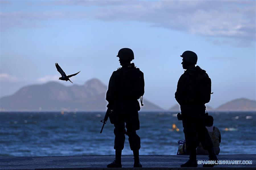 RIO DE JANEIRO, febrero 14, 2017 (Xinhua) -- Militares patrullan la Playa de Copacabana en Río de Janeiro, Brasil, el 14 de febrero de 2017. Cerca de 9,000 elementos de las Fuerzas Armadas y del Ejército de Brasil iniciaron el martes un despliegue en Río de Janeiro y su región metropolitana para reforzar la seguridad ante una posible huelga de policías. Los militares patrullarán Río de Janeiro y las ciudades de Niteroi y Sao Gonzalo, en el área metropolitana, hasta el 22 de febrero, aunque el plazo puede extenderse hasta después del Carnaval. (Xinhua/Fabio Motta/AGENCIA ESTADO)