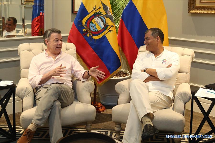 GUAYAQUIL, febrero 15, 2017 (Xinhua) -- El presidente de Ecuador, Rafael Correa (d), conversa con su homólogo de Colombia, Juan Manuel Santos (i), durante una reunión bilateral previo al V Gabinete Binacional Ecuador-Colombia, en Guayaquil, Ecuador, el 15 de febrero de 2017. El presidente de Ecuador, Rafael Correa, y su homólogo de Colombia, Juan Manuel Santos, inauguraron el miércoles en la ciudad ecuatoriana de Guayaquil el V Gabinete Binacional, en el cual se tratarán temas de la agenda común. (Xinhua/Santiago Armas) 