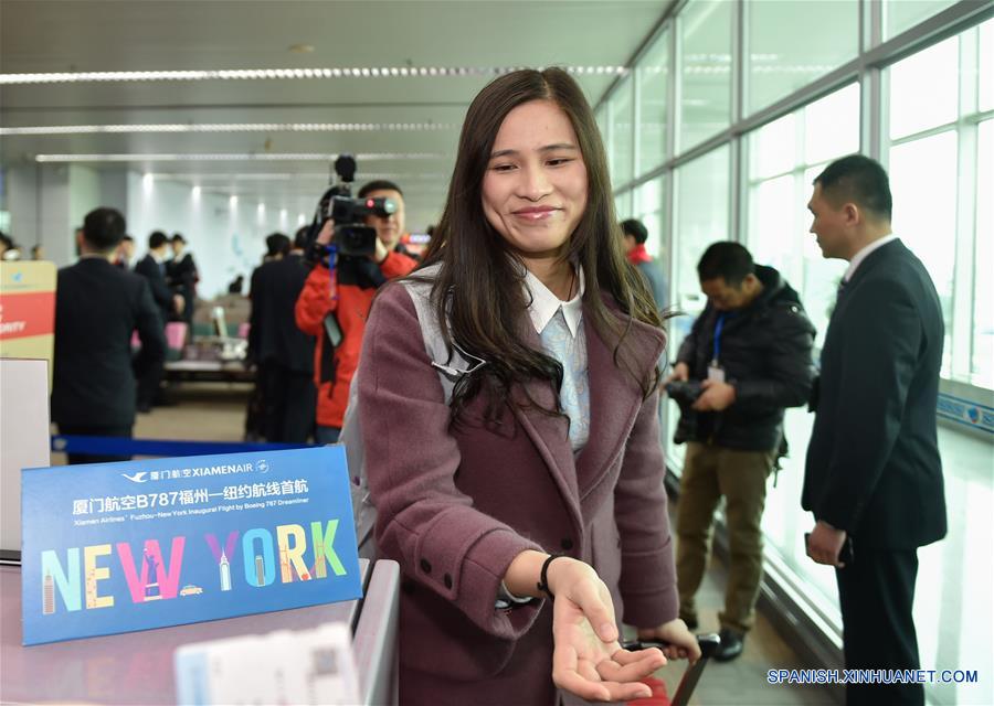 FUZHOU, febrero 15, 2017 (Xinhua) -- Una pasajera aborda el vuelo MF849 en el Aeropuerto Internacional de Fuzhou, en Fuzhou, capital de la provincia de Fujian, en el sureste de China, el 15 de febrero de 2017. El vuelo MF849, el primer vuelo directo de Xiamen Airlines de Fuzhou hacia Nueva York, despegó el miércoles. (Xinhua/Song Weiwei) 