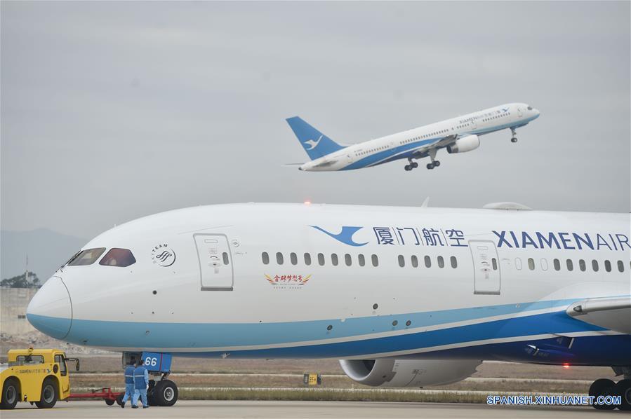 FUZHOU, febrero 15, 2017 (Xinhua) -- El vuelo MF849 (frente) se prepara para despegar en el Aeropuerto Internacional de Fuzhou, en Fuzhou, capital de la provincia de Fujian, en el sureste de China, el 15 de febrero de 2017. El vuelo MF849, el primer vuelo directo de Xiamen Airlines de Fuzhou hacia Nueva York, despegó el miércoles. (Xinhua/Song Weiwei) 