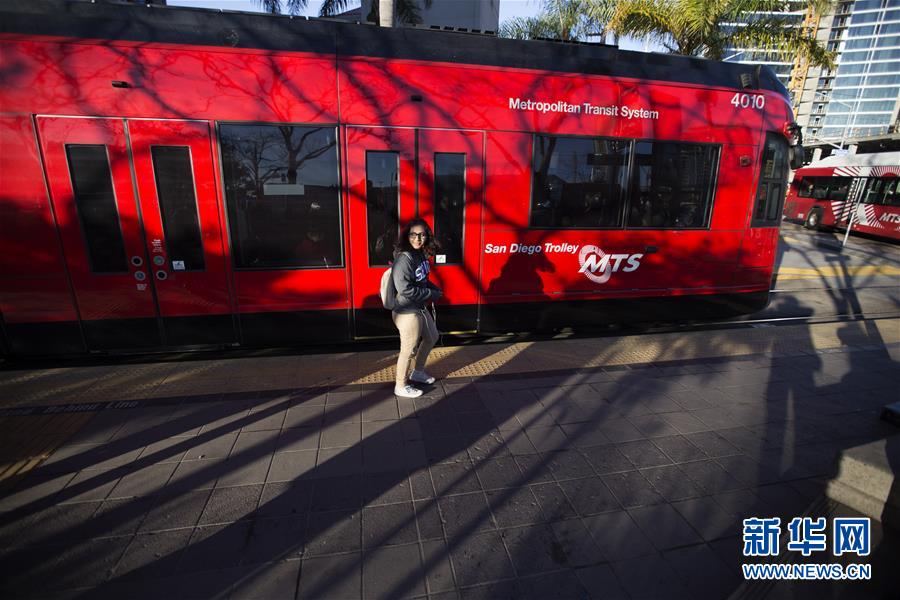 Jaime llega en autobús a la universidad que se sitúa en la ciudad estadounidense de San Diego