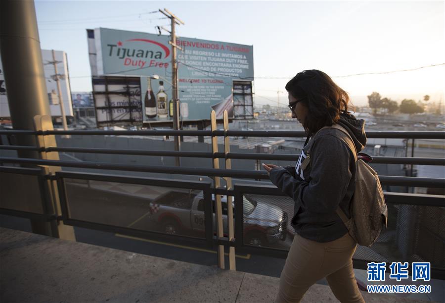 Jaime se acude al acceso peatonal a México después de terminar las clases de la universidad