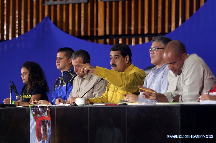 CARACAS, febrero 16, 2017 (Xinhua) -- El presidente de Venezuela, Nicolás Maduro (3-d), encabeza el inicio del Congreso de la Patria Capítulo Juventud, en la sala plenaria del Parque Central, en Caracas, capital de Venezuela, el 16 de febrero de 2017. El presidente venezolano, Nicolás Maduro, encabezó el jueves el Congreso de la Patria Capitulo Juventud, desde el Parque Central en Caracas, en el que se disertarán diversos temas con los jóvenes para el impulso de proyectos y emprendimientos socioproductivos para el desarrollo de la Patria Socialista, de acuerdo con información de la prensa local. (Xinhua/Zurimar Campos/AVN)