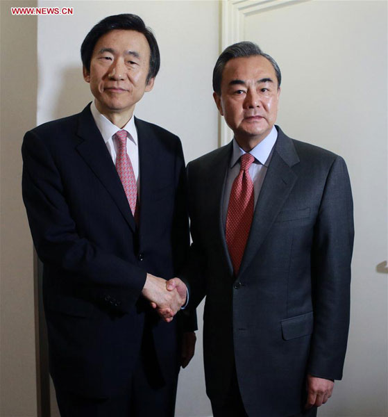 Chinese Foreign Minister Wang Yi (R) meets with his South Korean counterpart Yun Byung-se on the sidelines of the 53rd Munich Security Conference in Munich, Germany on Feb. 18, 2017. (Xinhua/Luo Huanhuan)