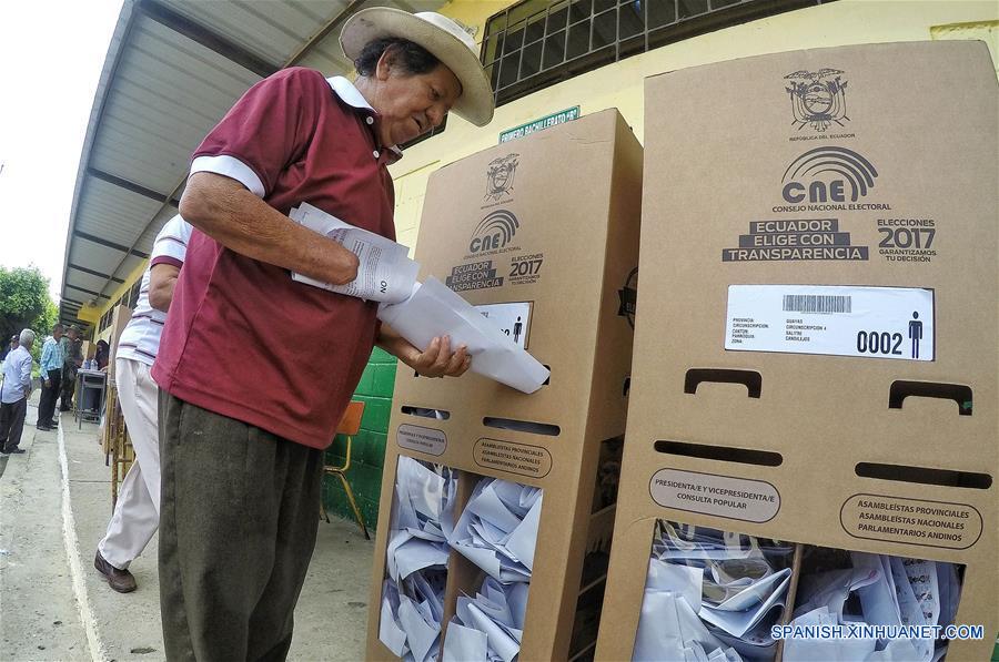 GUAYAS, febrero 19, 2017 (Xinhua) -- Una persona emite su voto, en el colegio 27 de Noviembre, en Salitre, en la provincia del Guayas, Ecuador, el 19 de febrero de 2017. La jornada de elecciones presidenciales y legislativas del domingo transcurre sin contratiempos en Ecuador, en la que han votado hasta el momento 39.44 por ciento de los ecuatorianos habilitados para sufragar, informó el presidente del Consejo Nacional Electoral (CNE), Juan Pablo Pozo. (Xinhua/César Muñoz/ANDES)