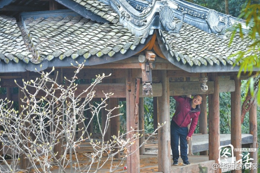 Puesto en el escenario antiguo de teatro, Li Xiaochun mira hacia fuera donde está lleno del ambiente de prosperidad de la primavera. A su parecer, este edificio debe conservar su esqueleto sólo para que los descendientes puedan ver la belleza de la estructura de las construcciones tradicionales a primera vista