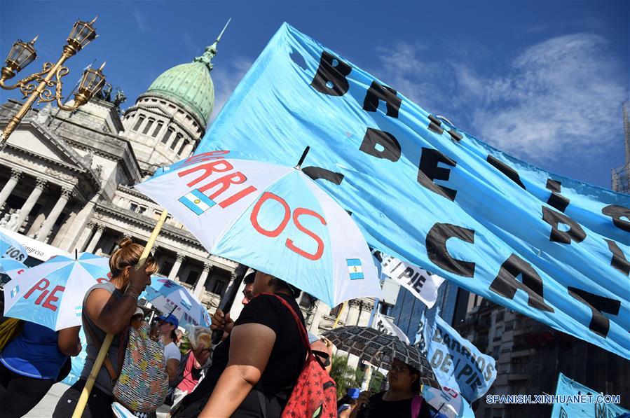 BUENOS AIRES, febrero 21, 2017 (Xinhua) -- Militantes de la organización Movimiento Barrios de Pie participan durante una jornada de ollas populares y acampe, en Buenos Aires, Argentina, el 21 de febrero de 2017. La jornada de ollas populares y acampe se llevó a cabo en las avenidas Congreso y Retiro, Puente Pueyrredón y el Obelisco en Buenos Aires, y en distintos lugares del país en reclamo por la "discontinuidad" de planes sociales en el área del Ministerio de Trabajo, que según denunciaron los organizadores afectarán a unos 20,000 trabajadores, de acuerdo con información de la prensa local. (Xinhua/Gustavo Amarelle/TELAM)