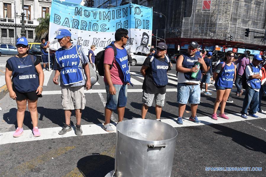 Militantes de la organización Movimiento Barrios de Pie participan durante una jornada de ollas populares y acampe, en Buenos Aires, Argentina, el 21 de febrero de 2017. La jornada de ollas populares y acampe se llevó a cabo en las avenidas Congreso y Retiro, Puente Pueyrredón y el Obelisco en Buenos Aires, y en distintos lugares del país en reclamo por la "discontinuidad" de planes sociales en el área del Ministerio de Trabajo, que según denunciaron los organizadores afectarán a unos 20,000 trabajadores, de acuerdo con información de la prensa local. (Xinhua/Gustavo Amarelle/TELAM)