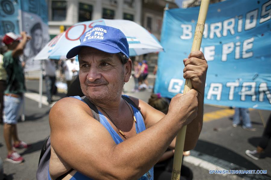 Militantes de la organización Movimiento Barrios de Pie junto a otras organizaciones participan durante una jornada de ollas populares y acampe, frente al Obelisco en Buenos Aires, Argentina, el 21 de febrero de 2017. La jornada de ollas populares y acampe se llevó a cabo en las avenidas Congreso y Retiro, Puente Pueyrredón y el Obelisco en Buenos Aires, y en distintos lugares del país en reclamo por la "discontinuidad" de planes sociales en el área del Ministerio de Trabajo, que según denunciaron los organizadores afectarán a unos 20,000 trabajadores, de acuerdo con información de la prensa local. (Xinhua/Martín Zabala)