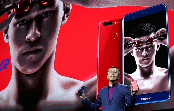 Zhao Ming, president of Honor, one of the major brands of Huawei Technologies Co, unveils the new Honor V9 smartphone in Beijing on Tuesday. [Photo provided to China Daily]