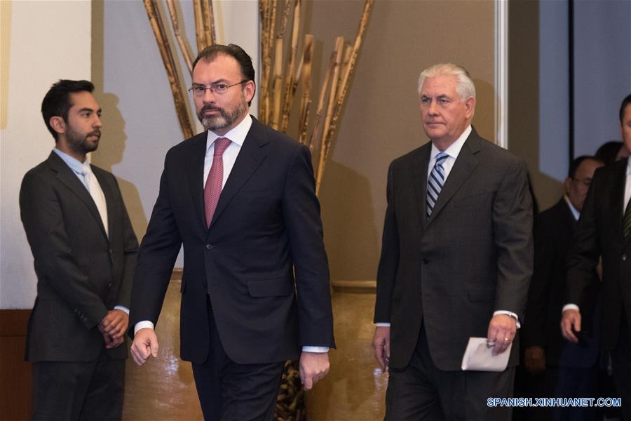 CIUDAD DE MEXICO, febrero 23, 2017 (Xinhua) -- El secretario de Relaciones Exteriores de México, Luis Videgaray (2-i), y el secretario de Estado de Estados Unidos de América, Rex Tillerson (d), llegan para una conferencia de prensa conjunta en la Ciudad de México, capital de México, el 23 de febrero de 2017. El secretario de Relaciones Exteriores de México, Luis Videgaray, dijo en la conferencia de prensa que durante la reunión con los secretaros de Estado y Seguridad de Estados Unidos de América, Rex Tillerson y John Kelly, respectivamente, y el secretario de Gobernación de México, Osorio Chong, se acordó asumir una responsabilidad compartida en el tema de la migración, y que es un proceso que será largo, no sencillo, pero con pasos en la dirección correcta, de acuerdo con información de la prensa local. (Xinhua/Francisco Cañedo)