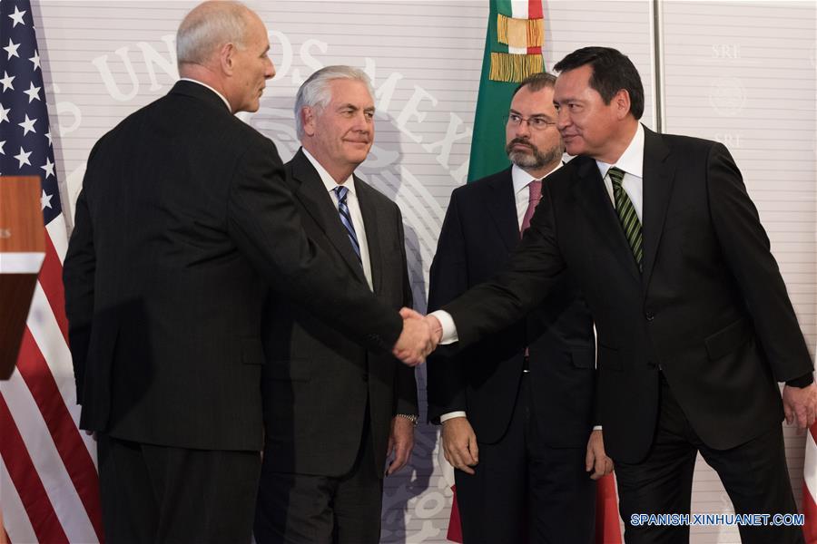 CIUDAD DE MEXICO, febrero 23, 2017 (Xinhua) -- El secretario de Relaciones Exteriores de México, Luis Videgaray (2-d), y el secretario de Gobernación de México, Miguel Angel Osorio Chong (d), y el secretario de Estado de Estados Unidos de América, Rex Tillerson (2-i), y secretario de Seguridad de Estados Unidos de América, John Kelly (i), participan durante una conferencia de prensa conjunta llevada a cabo en la Ciudad de México, capital de México, el 23 de febrero de 2017. El secretario de Relaciones Exteriores de México, Luis Videgaray, dijo en la conferencia de prensa que durante la reunión con los secretaros de Estado y Seguridad de Estados Unidos de América, Rex Tillerson y John Kelly, respectivamente, y el secretario de Gobernación de México, Osorio Chong, se acordó asumir una responsabilidad compartida en el tema de la migración, y que es un proceso que será largo, no sencillo, pero con pasos en la dirección correcta, de acuerdo con información de la prensa local. (Xinhua/Francisco Cañedo)