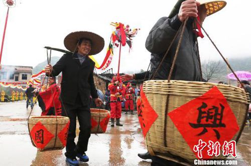 湖南臨武縣“二月二祭龍神”祈福民眾幸福安康。人們舞起雙龍“龍抬頭”祈福。陳衛平 攝