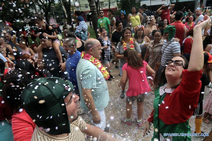 SAO PAULO, febrero 26, 2017 (Xinhua) -- Personas participan en un desfile denominado "¡Síganme los Buenos!" en Sao Paulo, Brasil, el 26 de febrero de 2017. El tema de este desfile fue inspirado por el programa de televisión mexicano, "El Chapulín Colorado" y los personajes de Roberto Gómez Bolaños, de acuerdo con información de la prensa local. (Xinhua/Rahel Patrasso)