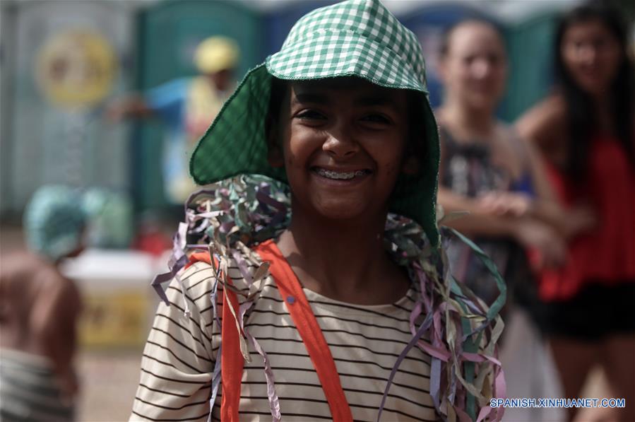 SAO PAULO, febrero 26, 2017 (Xinhua) -- Un niño disfrazado como el Chavo del 8 participa en un desfile denominado "¡Síganme los Buenos!" en Sao Paulo, Brasil, el 26 de febrero de 2017. El tema de este desfile fue inspirado por el programa de televisión mexicano, "El Chapulín Colorado" y los personajes de Roberto Gómez Bolaños, de acuerdo con información de la prensa local. (Xinhua/Rahel Patrasso) 