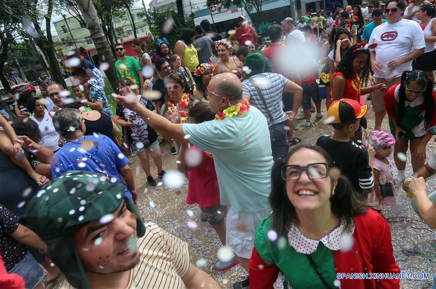 SAO PAULO, febrero 26, 2017 (Xinhua) -- Personas participan en un desfile denominado "¡Síganme los Buenos!" en Sao Paulo, Brasil, el 26 de febrero de 2017. El tema de este desfile fue inspirado por el programa de televisión mexicano, "El Chapulín Colorado" y los personajes de Roberto Gómez Bolaños, de acuerdo con información de la prensa local. (Xinhua/Rahel Patrasso)