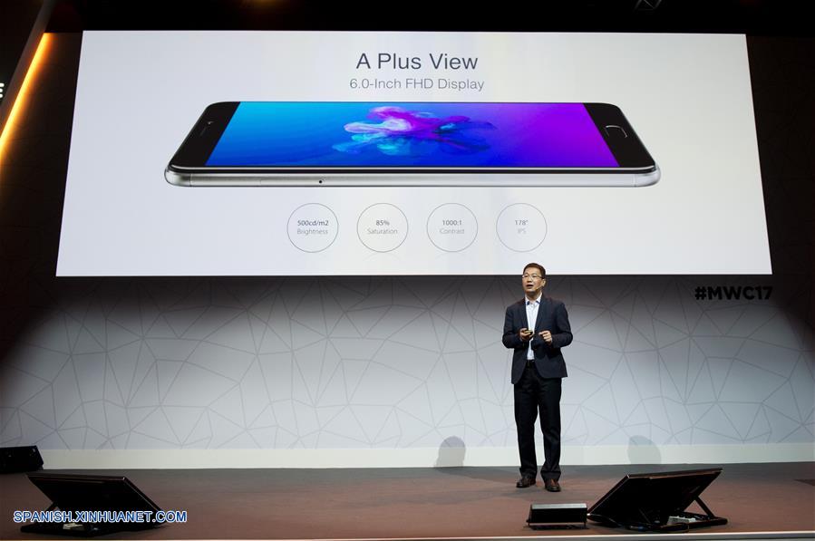 BARCELONA, febrero 27, 2017 (Xinhua) -- William Lu, de Grupo Gionee, presenta nuevos dispositivos durante el Congreso Mundial de Móviles (MWC, por sus siglas en inglés) 2017 en Barcelona, España, el 27 de febrero de 2017. (Xinhua/Lino de Vallier)
