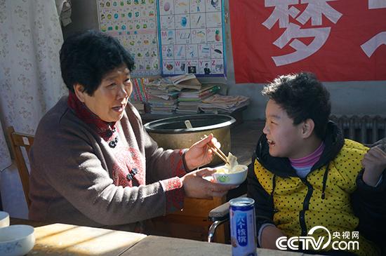 小誓涵今年12歲，6年前來到“愛心小院。”吃飯時，她堅持要“高奶奶”喂飯。