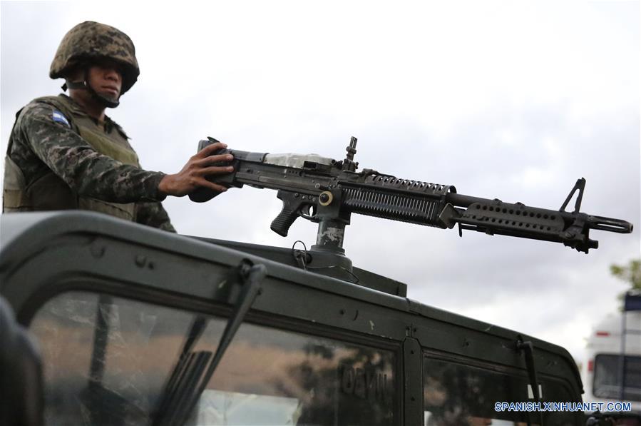  TEGUCIGALPA, marzo 6, 2017 (Xinhua) -- Un miembro de las Fuerzas Armadas de Honduras permanece sobre un vehículo militar previo a custodiar material electoral para ser distribuido en distintas partes del país, previo a las elecciones primarias, en Tegucigalpa, Honduras, el 6 de marzo de 2017. De acuerdo con información de la prensa local, las elecciones primarias se llevarán a cabo en Honduras el 12 de marzo. (Xinhua/Rafael Ochoa) 