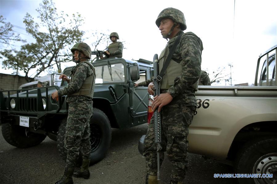 TEGUCIGALPA, marzo 6, 2017 (Xinhua) -- Miembros de las Fuerzas Armadas de Honduras permanecen frente a sus vehículos, previo a custodiar material electoral para ser distribuido en distintas partes del país, previo a las elecciones primarias, en Tegucigalpa, Honduras, el 6 de marzo de 2017. De acuerdo con información de la prensa local, las elecciones primarias se llevarán a cabo en Honduras el 12 de marzo. (Xinhua/Rafael Ochoa)