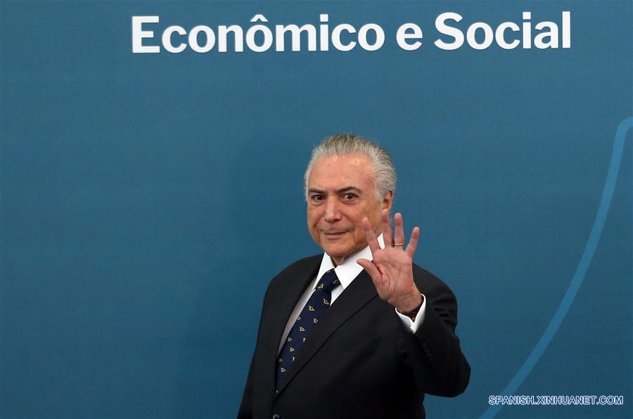 El presidente de Brasil, Michel Temer, asiste a la 46 Reunión Plenaria del Consejo de Desarrollo Económico y Social (CDES), en el Palacio do Planalto en Brasilia, capital de Brasil, el 7 de marzo de 2017. El ministro de Hacienda de Brasil, Henrique Meirelles, afirmó el martes que la retracción del 3,6 por ciento del Producto Interno Bruto (PIB) en 2016 corresponde a una situación superada y que la economía ya está en trayectoria de recuperación. El funcionario señaló en reunión en Palacio do Planalto en Brasilia, encuentro encabezado por el presidente Michel Temer, que la retracción dada conocer el martes es una "imagen en el retrovisor" de la economía brasileña. El estatal Instituto Brasileño de Geografía y Estadística (IBGE) dio a conocer de manera oficial que el PIB cayó 3,6 por ciento el año pasado, luego de una retracción de 3,8 por ciento en 2015. (Xinhua/ANDRE DUSEK/ESTADAO CONTEUDO/AGENCIA ESTADO)