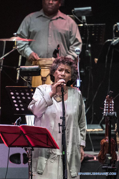 SANTIAGO, marzo 6, 2017 (Xinhua) -- La cantautora, intérprete y folclorista chilena, Isabel Parra, hija de Violeta Parra, interpreta "Canto para una Semilla", durante una homenaje en conmemoración de los 100 años del natalicio de Violeta Parra, en el Teatro Municipal, en Santiago capital de Chile, el 6 de marzo de 2017. De acuerdo con información de la prensa local, el evento fue organizado por el Consejo Nacional de la Cultura y la Fundación Violeta Parra, para conmemorar los 100 años del nacimiento de la cantautora, pintora, escultora, bordadora y ceramista chilena. (Xinhua/Jorge Villegas) 