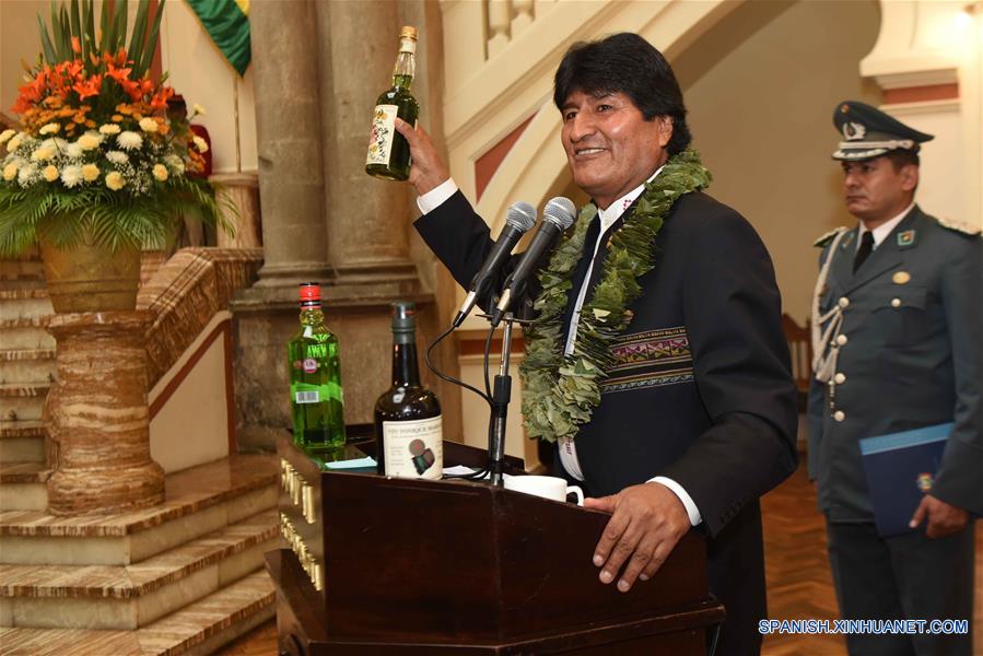 LA PAZ, marzo 8, 2017 (Xinhua) -- El presidente boliviano, Evo Morales (i), encabeza el acto de promulgación de la Ley General de la Hoja de Coca, en el Palacio Quemado en La Paz, Bolivia, el 8 de marzo de 2017. El presidente de Bolivia, Evo Morales, promulgó el miércoles la Ley General de la Hoja de Coca (Ley 906) que amplía de 12,000 a 22,000 el número de hectáreas para el cultivo legal de la planta en el país sudamericano. (Xinhua/Enzo De Luca/ABI)