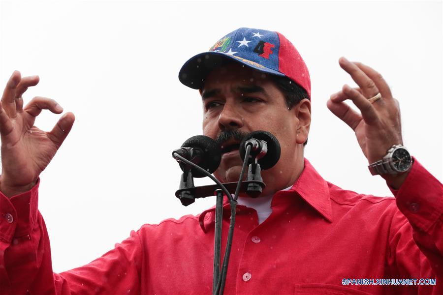 CARACAS, marzo 9, 2017 (Xinhua) -- El presidente venezolano, Nicolás Maduro, pronuncia un discurso durante una movilización por el Día Antiimperialista, en Caracas, Venezuela, el 9 de marzo de 2017. El presidente de Venezuela, Nicolás Maduro, dijo el jueves, durante la jornada nacional "Día Antiimperialista", que la voz de su país representa un "clamor por la paz" del mundo. El sector oficialista de Venezuela realiza el jueves una movilización por el Día Antiimperialista, decretado en 2015 por el presidente Nicolás Maduro, en respuesta a Estados Unidos de América que declaró al país sudamericano como "amenaza inusual y extraordinaria". (Xinhua/Prensa Presidencial/AVN) 