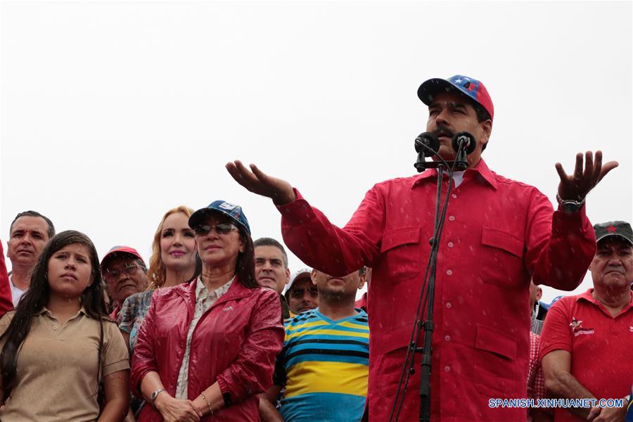 CARACAS, marzo 9, 2017 (Xinhua) -- El presidente venezolano, Nicolás Maduro (d-frente), pronuncia un discurso durante una movilización por el Día Antiimperialista, en Caracas, Venezuela, el 9 de marzo de 2017. El presidente de Venezuela, Nicolás Maduro, dijo el jueves, durante la jornada nacional "Día Antiimperialista", que la voz de su país representa un "clamor por la paz" del mundo. El sector oficialista de Venezuela realiza el jueves una movilización por el Día Antiimperialista, decretado en 2015 por el presidente Nicolás Maduro, en respuesta a Estados Unidos de América que declaró al país sudamericano como "amenaza inusual y extraordinaria". (Xinhua/Prensa Presidencial/AVN)