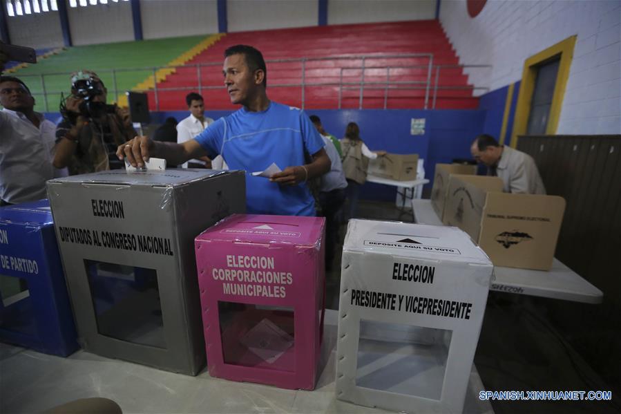  TEGUCIGALPA, marzo 12, 2017 (Xinhua) -- Un hombre ejerce su voto en un centro electoral durante las elecciones internas y primarias en Tegucigalpa, Honduras, el 12 de marzo de 2017. Los hondureños acuden el domingo a las urnas para participar en elecciones internas y primarias de partidos políticos representativos en el país. La expectativa crece en esta nación centroamericana debido a que el ingrediente que se añade en este proceso es la reelección del gobernante Juan Orlando Hernández, quien está postulado en dos corrientes internas del Partido Nacional. (Xinhua/Rafael Ochoa)