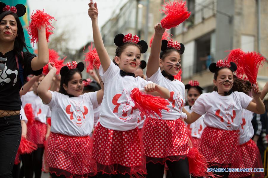 JOLON, marzo 12, 2017 (Xinhua) -- Niñas participan durante el Desfile de Purim en Jolón, Israel, el 12 de marzo de 2017. Purim es una festividad que conmemora la salvación del pueblo judío de la "trama de Hamán", durante el reinado del antiguo imperio persa, de acuerdo con el libro bíblico de Ester. (Xinhua/Guo Yu)