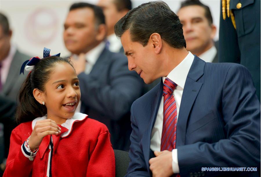 CIUDAD DE MEXICO, marzo 13, 2017 (Xinhua) -- Imagen cedida por la Presidencia de México, del presidente mexicano, Enrique Peña Nieto (3-i), participando durante la ceremonia de presentación del Modelo Educativo para la Educación Obligatoria, en Palacio Nacional, en la Ciudad de México, capital de México, el 13 de marzo de 2017. De acuerdo con información de la prensa local, el lunes fue presentado el Modelo Educativo para la Educación Obligatoria, en el que por primera vez se incluye la enseñanza obligatoria del idioma inglés desde el nivel preescolar, además de otorgar herramientas para la enseñanza de computación a todas las escuelas desde la primaria. (Xinhua/Presidencia de México) 