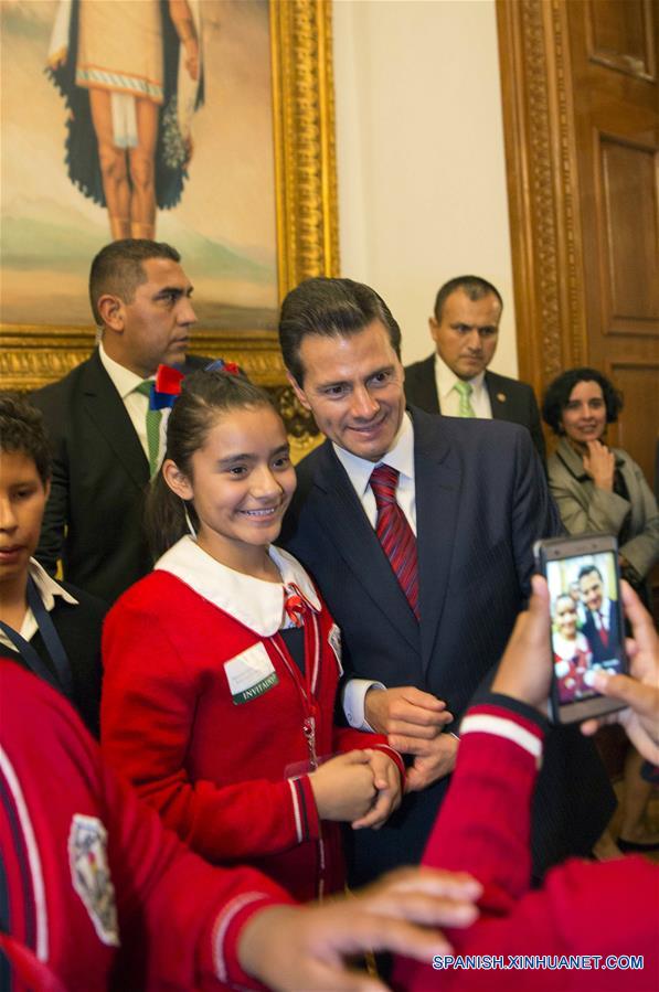 CIUDAD DE MEXICO, marzo 13, 2017 (Xinhua) -- Imagen cedida por la Presidencia de México, del presidente mexicano, Enrique Peña Nieto (c), participando durante la ceremonia de presentación del Modelo Educativo para la Educación Obligatoria, en Palacio Nacional, en la Ciudad de México, capital de México, el 13 de marzo de 2017. De acuerdo con información de la prensa local, el lunes fue presentado el Modelo Educativo para la Educación Obligatoria, en el que por primera vez se incluye la enseñanza obligatoria del idioma inglés desde el nivel preescolar, además de otorgar herramientas para la enseñanza de computación a todas las escuelas desde la primaria. (Xinhua/Presidencia de México) 