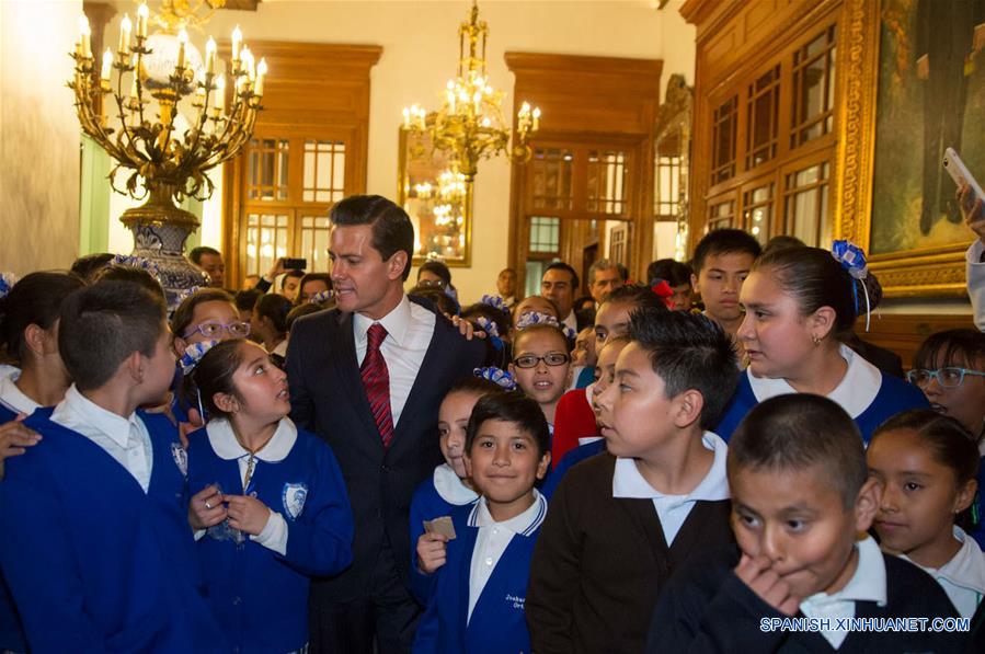 CIUDAD DE MEXICO, marzo 13, 2017 (Xinhua) -- Imagen cedida por la Presidencia de México, del presidente mexicano, Enrique Peña Nieto (3-i), participando durante la ceremonia de presentación del Modelo Educativo para la Educación Obligatoria, en Palacio Nacional, en la Ciudad de México, capital de México, el 13 de marzo de 2017. De acuerdo con información de la prensa local, el lunes fue presentado el Modelo Educativo para la Educación Obligatoria, en el que por primera vez se incluye la enseñanza obligatoria del idioma inglés desde el nivel preescolar, además de otorgar herramientas para la enseñanza de computación a todas las escuelas desde la primaria. (Xinhua/Presidencia de México) 