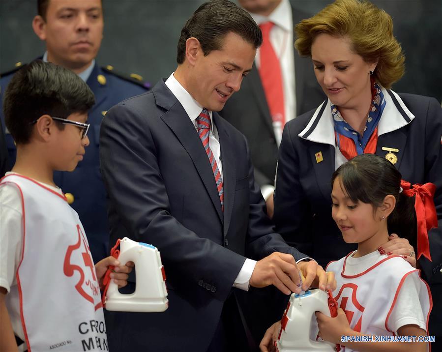 CIUDAD DE MEXICO, marzo 14, 2017 (Xinhua) -- Imagen cedida por la Presidencia de México, del presidente mexicano, Enrique Peña Nieto (c), participando durante un evento para celebrar el inicio de la Colecta Nacional 2017 de la Cruz Roja Mexicana en la Residencia Oficial de Los Pinos en la Ciudad de México, capital de México, el 14 de marzo de 2017. De acuerdo con información de la prensa local, Peña Nieto pidió el martes a todos los mexicanos que apoyen en la colecta, cuya meta a alcanzar este año es de 355 millones de pesos mexicanos. (Xinhua/Presidencia de México)