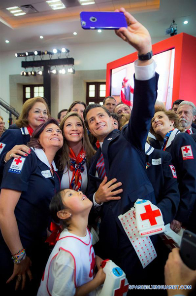 Imagen cedida por la Presidencia de México, del presidente mexicano, Enrique Peña Nieto (c), tomándose una fotografía con miembros de la Cruz Roja Mexicana durante un evento para celebrar el inicio de la Colecta Nacional 2017 en la Residencia Oficial de Los Pinos en la Ciudad de México, capital de México, el 14 de marzo de 2017. De acuerdo con información de la prensa local, Peña Nieto pidió el martes a todos los mexicanos que apoyen en la colecta, cuya meta a alcanzar este año es de 355 millones de pesos mexicanos. (Xinhua/Presidencia de México)