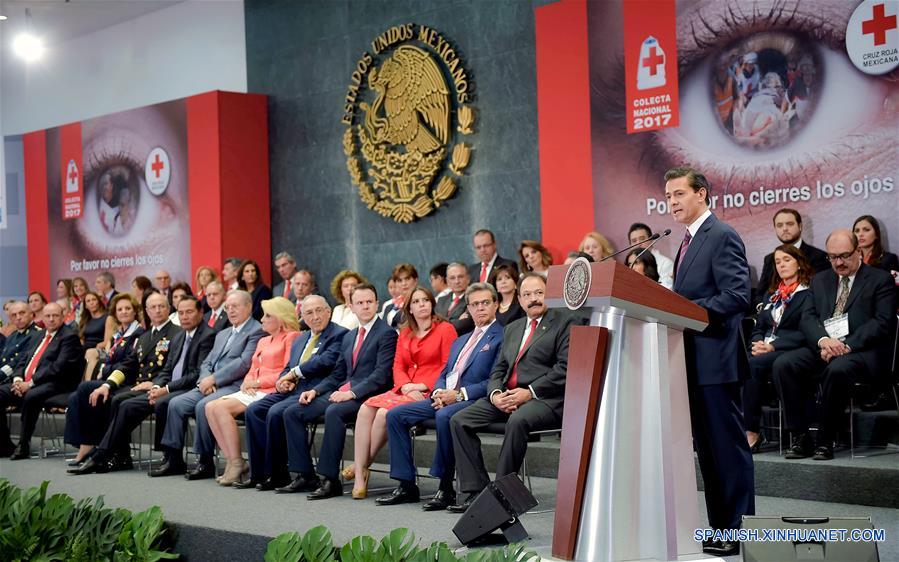 Imagen cedida por la Presidencia de México, del presidente mexicano, Enrique Peña Nieto (d-frente), pronunciando un discurso durante un evento para celebrar el inicio de la Colecta Nacional 2017 de la Cruz Roja Mexicana en la Residencia Oficial de Los Pinos en la Ciudad de México, capital de México, el 14 de marzo de 2017. De acuerdo con información de la prensa local, Peña Nieto pidió el martes a todos los mexicanos que apoyen en la colecta, cuya meta a alcanzar este año es de 355 millones de pesos mexicanos. (Xinhua/Presidencia de México)