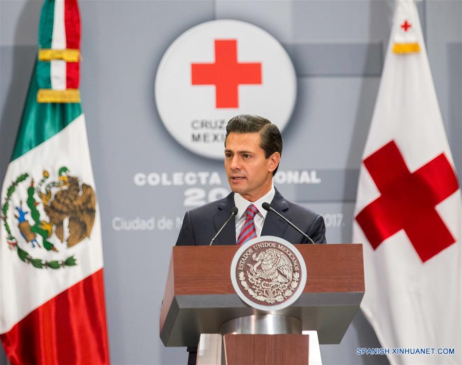 Imagen cedida por la Presidencia de México, del presidente mexicano, Enrique Peña Nieto, pronunciando un discurso durante un evento para celebrar el inicio de la Colecta Nacional 2017 de la Cruz Roja Mexicana en la Residencia Oficial de Los Pinos en la Ciudad de México, capital de México, el 14 de marzo de 2017. De acuerdo con información de la prensa local, Peña Nieto pidió el martes a todos los mexicanos que apoyen en la colecta, cuya meta a alcanzar este año es de 355 millones de pesos mexicanos. (Xinhua/Presidencia de México)