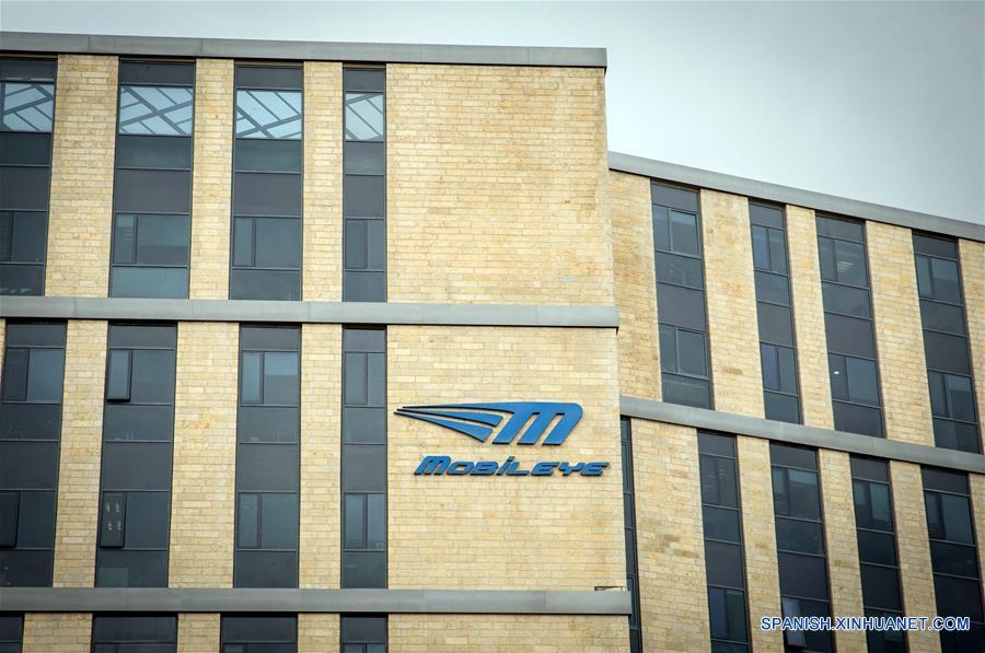 Vista del logo de Mobileye, un desarrollador israelí de tecnologías de conducción autónoma, frente al edificio de la sede de la compañía en Jerusalén, el 13 de marzo de 2017. El gigante estadounidense de los microprocesadores indicó el lunes que acordó adquirir Mobileye, un desarrollador israelí de tecnologías de conducción autónoma, por 15,300 millones de dólares estadounidenses, una suma récord por una empresa tecnológica israelí. (Xinhua/JINI)