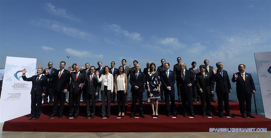 VIÑA DEL MAR, marzo 15, 2017 (Xinhua) -- El ministro de Relaciones Exteriores de Chile, Heraldo Muñóz (c-frente), posa con los participantes durante la toma de la fotografía oficial después del encuentro "Diálogo de Alto Nivel en Iniciativas de Integración en el Asia-Pacífico: Desafíos y Oportunidades", celebrado en un hotel en la ciudad de Viña del Mar, Chile, el 15 de marzo de 2017. Entre los días 14 y 15 de marzo, la ciudad chilena de Viña del Mar es escenario del "Diálogo de Alto Nivel en Iniciativas de Integración en el Asia-Pacífico: Desafíos y Oportunidades", durante el cual los participantes intercambian puntos de vista sobre el futuro del comercio internacional, tras la salida de Estados Unidos de América del Acuerdo de Asociación Transpacífico (TPP, por sus siglas en inglés). También se espera que los participantes reafirmen el compromiso con el libre comercio y los procesos de integración económica, como elementos clave para alcanzar el crecimiento y desarrollo económico. (Xinhua/Pablo Ovalle/AGENCIAUNO) 