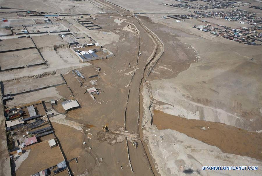 LIMA, marzo 16, 2017 (Xinhua) -- Vista de las afectaciones luego de la caída de un nuevo huaico en la zona del balneario de Punta Hermosa, provincia de Lima, Perú, el 16 de marzo de 2017. Las lluvias intensas provocadas por el Fenómeno El Niño costero afectan Lima desde el mediodía del miércoles. Las adversas condiciones climáticas, con lluvias torrenciales, siguen afectando el desarrollo de varias regiones peruanas, lo que ha obligado a las autoridades a estar en permanente "alerta roja" para atender las necesidades de las poblaciones. (Xinhua/ANDINA)