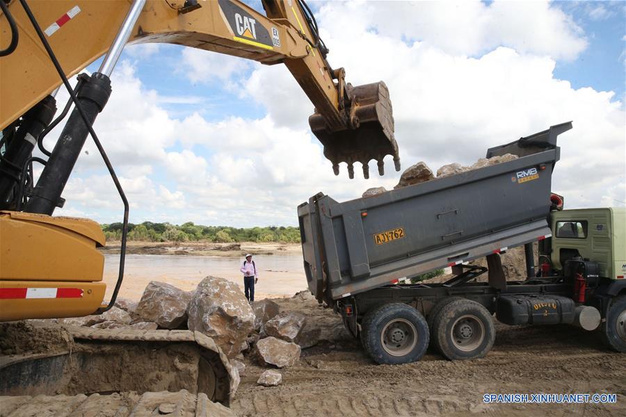 PIURA, marzo 16, 2017 (Xinhua) -- Maquinaria labora en la descolmatación del río Piura, en Piura, Perú, el 16 de marzo de 2017. Las adversas condiciones climáticas, con lluvias torrenciales, siguen afectando el desarrollo de varias regiones peruanas, lo que ha obligado a las autoridades a estar en permanente "alerta roja" para atender las necesidades de las poblaciones. (Xinhua/Vidal Tarqui/ANDINA)