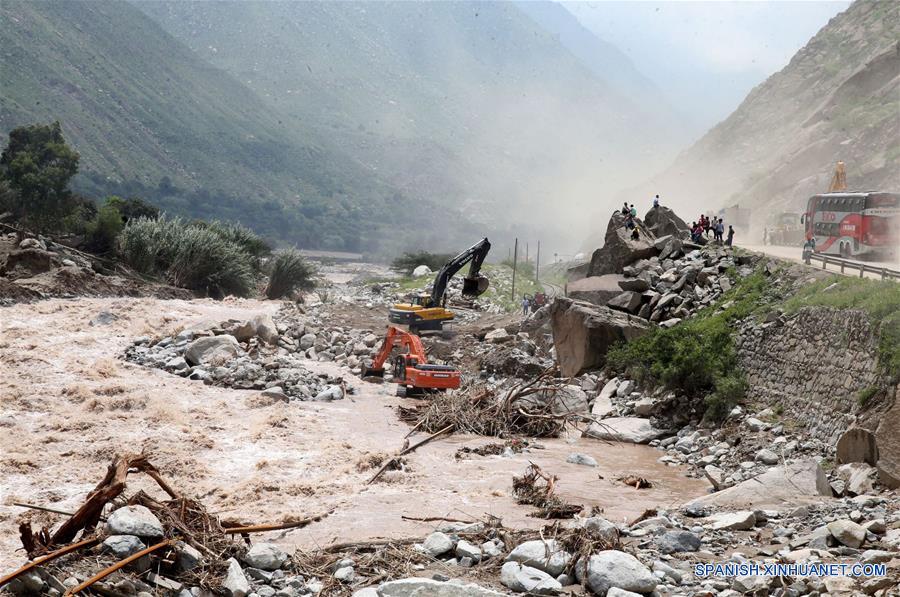 LIMA, marzo 21, 2017 (Xinhua) -- Los trabajos de descolmatación del río Rímac a la altura del kilometro 45 de la carretera Central son llevados a cabo, en Lima, Perú, el 21 de marzo de 2017. Las fuertes lluvias que se registran en Perú persistirán durante al menos dos semanas en 12 regiones del país sudamericano, informó el martes el Centro de Operaciones de Emergencia Nacional (COEN). De acuerdo con la entidad, las regiones más afectadas continuarán siendo Tumbes, Piura, Lambayeque, La Libertad y Ancash en el noroeste, Lima en el centro-este, Ica, Arequipa, Moquegua y Tacna en el sur, y Huancavelica y Ayacucho en el sureste. (Xinhua/Vidal Tarqui/ANDINA)