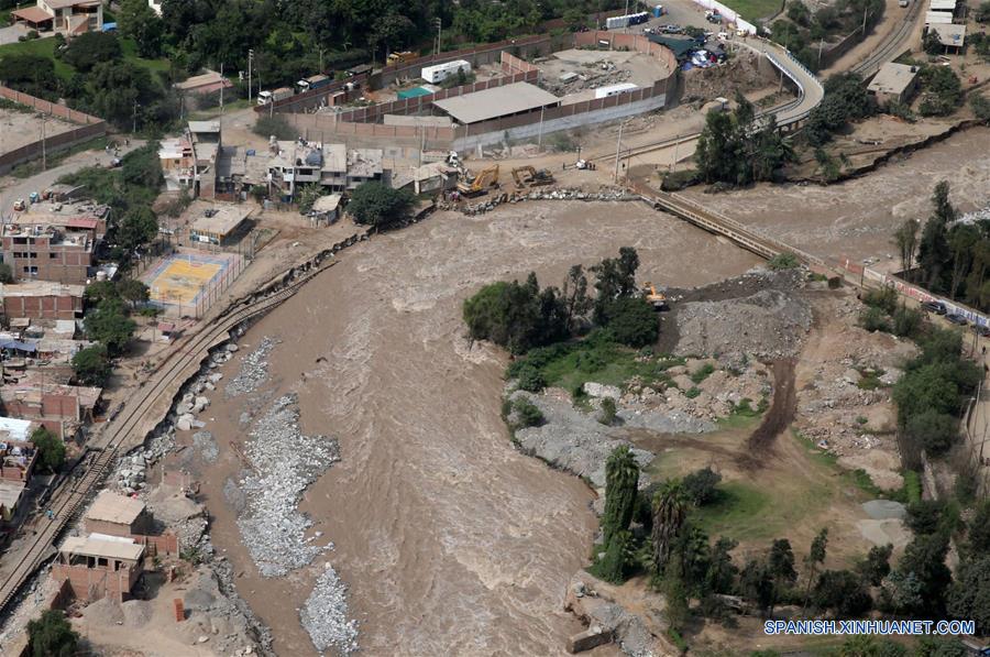 LIMA, marzo 26, 2017 (Xinhua) -- Vista aérea de la carretera central, afectada por el desborde del río Rimac, en la zona de Huarochirí, en Lima, Perú, el 26 de marzo de 2017. El Niño costero, que hasta el momento ha dejado al menos 90 muertos y unos 800,000 damnificados en Perú, mantenía el domingo sus afectaciones sobre la nación andina, y en la región de Piura descargaba una intensa lluvia por más de 15 horas. (Xinhua/Vidal Tarqui/ANDINA)