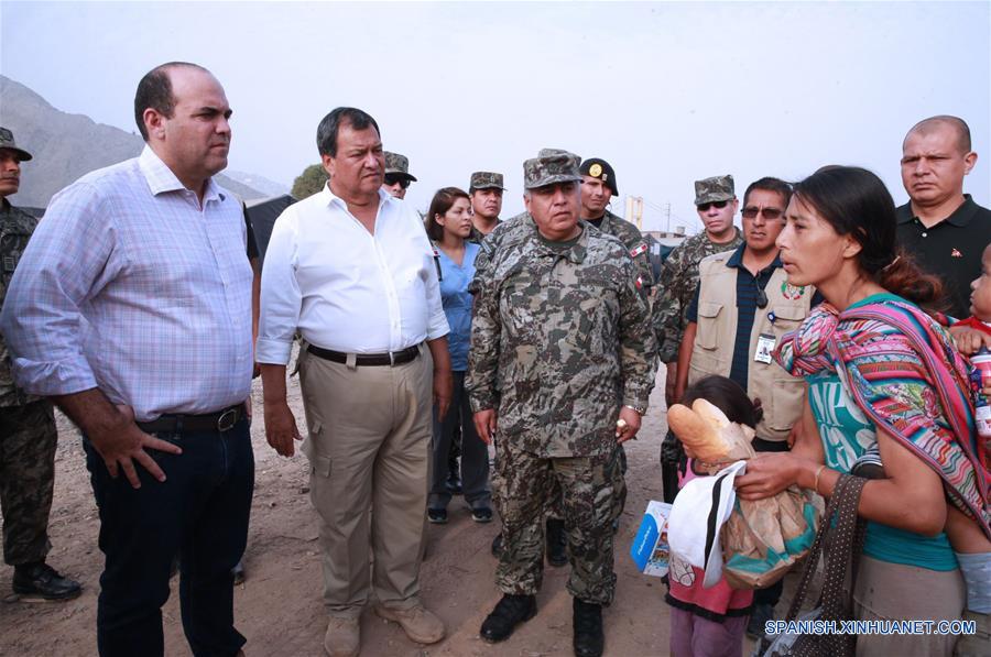 LIMA, marzo 26, 2017 (Xinhua) -- El presidente del Consejo de Ministros, Fernando Zavala (i), y el ministro de Defensa, Jorge Nieto (2-i), realizan una visita a la localidad de Carapongo, en el distrito de Lurigancho-Chosica, en Lima, Perú, el 26 de marzo de 2017. El Niño costero, que hasta el momento ha dejado al menos 90 muertos y unos 800,000 damnificados en Perú, mantenía el domingo sus afectaciones sobre la nación andina, y en la región de Piura descargaba una intensa lluvia por más de 15 horas. (Xinhua/Norman Córdova/ANDINA)