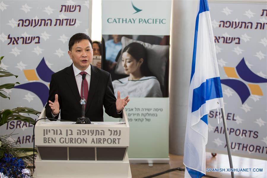 TEL AVIV, marzo 26, 2017 (Xinhua) -- El director de Desarrollo Corporativo y Tecnologías de Información de Cathay Pacific, Paul Loo, pronuncia un discurso previo al primer vuelo de la aerolínea de Tel Aviv a Hong Kong, en el Aeropuerto Internacional Ben Gurion en Tel Aviv, Israel, el 26 de marzo de 2017. Cathay Pacific lanzó el domingo una nueva ruta de vuelo que une a Hong Kong con Tel Aviv. La aerolínea operará 4 vuelos semanales en esta ruta, con un vuelo adicional cada semana durante la temporada alta. (Xinhua/Guo Yu)