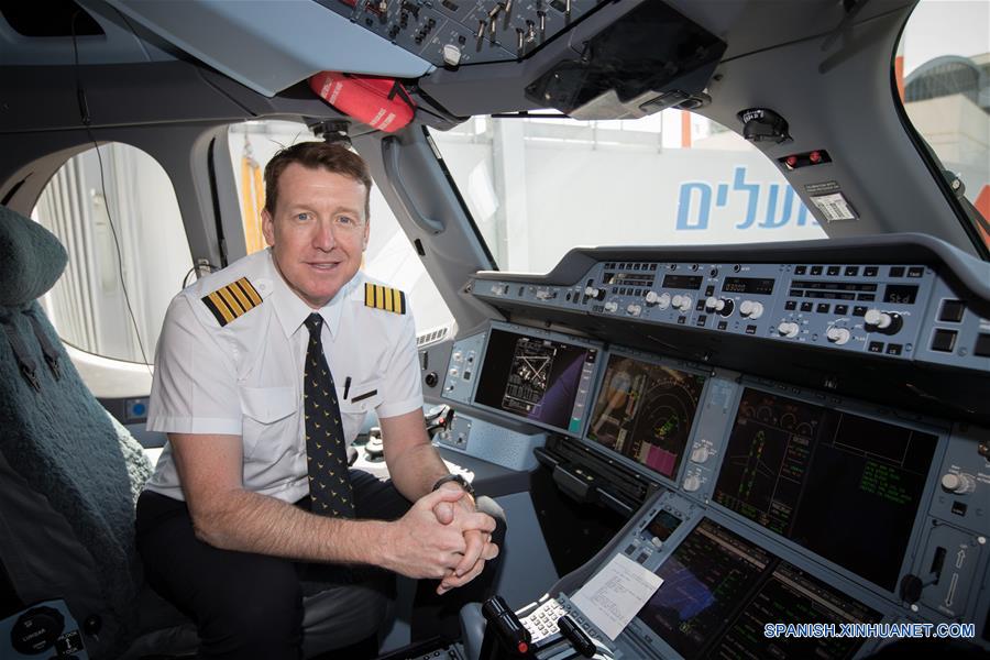 TEL AVIV, marzo 26, 2017 (Xinhua) -- El vicepiloto en jefe de la flota de Airbus de Cathay Pacific, el capitán Evan Summerfield, posa dentro de la cabina de un avión de pasajeros Airbus A350-900, en el Aeropuerto Internacional Ben Gurion en Tel Aviv, Israel, el 26 de marzo de 2017. Cathay Pacific lanzó el domingo una nueva ruta de vuelo que une a Hong Kong con Tel Aviv. La aerolínea operará 4 vuelos semanales en esta ruta, con un vuelo adicional cada semana durante la temporada alta. (Xinhua/Guo Yu)