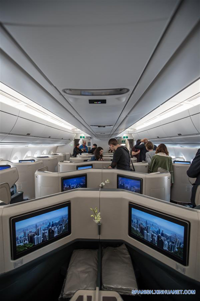 TEL AVIV, marzo 26, 2017 (Xinhua) -- Representantes de los medios de comunicación visitan la cabina de un avión de pasajeros Airbus A350-900, en el Aeropuerto Internacional Ben Gurion en Tel Aviv, Israel, el 26 de marzo de 2017. Cathay Pacific lanzó el domingo una nueva ruta de vuelo que une a Hong Kong con Tel Aviv. La aerolínea operará 4 vuelos semanales en esta ruta, con un vuelo adicional cada semana durante la temporada alta. (Xinhua/Guo Yu)